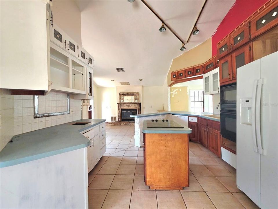 For Sale: $400,000 (4 beds, 2 baths, 2315 Square Feet)
