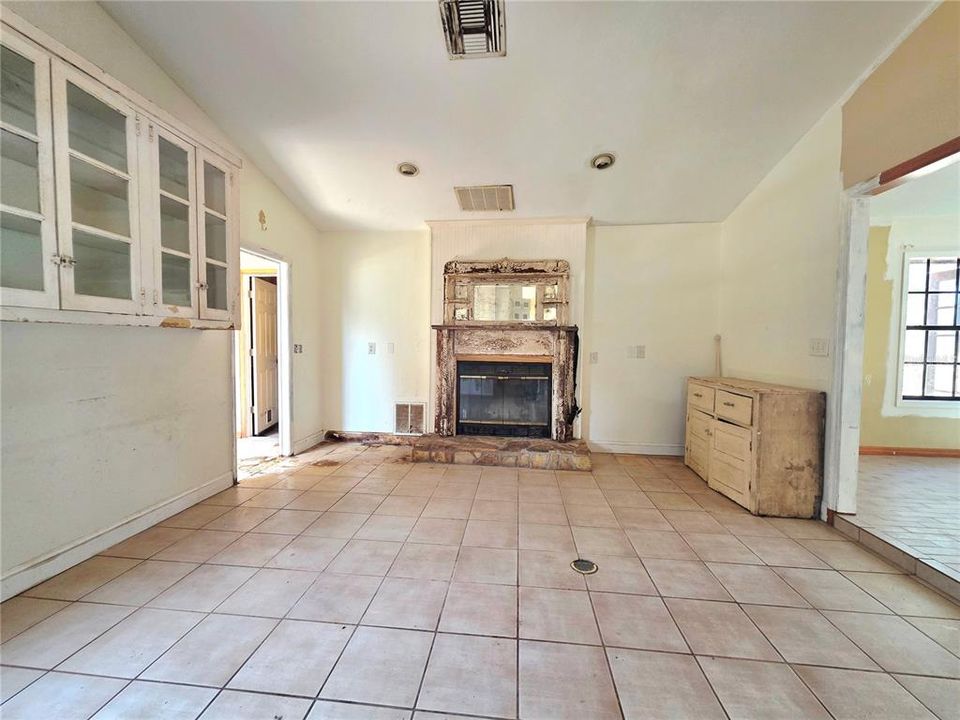 For Sale: $400,000 (4 beds, 2 baths, 2315 Square Feet)