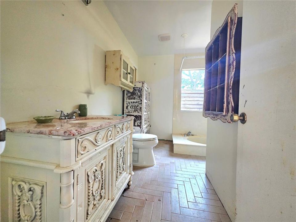 For Sale: $400,000 (4 beds, 2 baths, 2315 Square Feet)