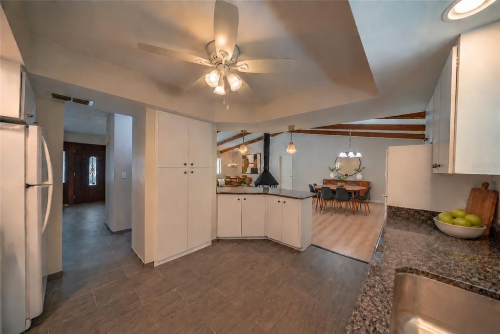 На продажу: $399,900 (2 спален, 2 ванн, 1872 Квадратных фут)