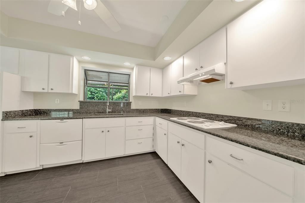 На продажу: $399,900 (2 спален, 2 ванн, 1872 Квадратных фут)