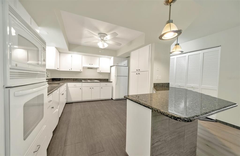 На продажу: $399,900 (2 спален, 2 ванн, 1872 Квадратных фут)