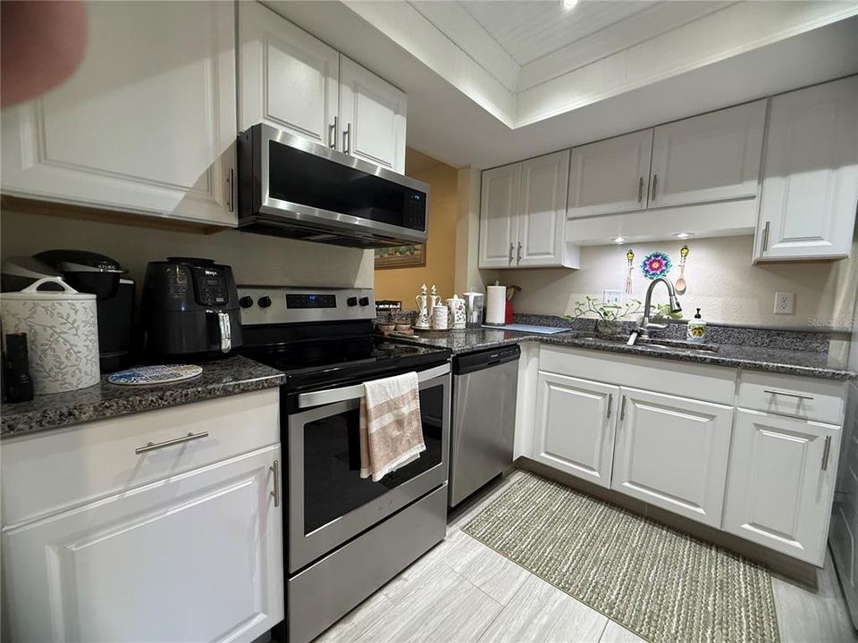 For Sale: $113,000 (1 beds, 1 baths, 700 Square Feet)