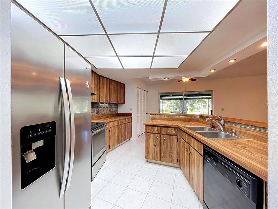 For Sale: $370,000 (3 beds, 2 baths, 1633 Square Feet)