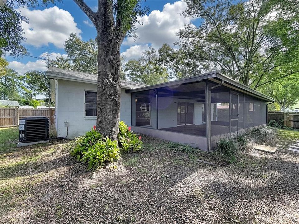 For Sale: $370,000 (3 beds, 2 baths, 1633 Square Feet)