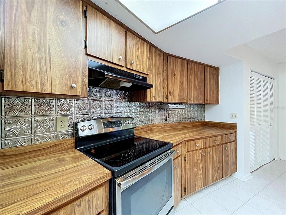 For Sale: $370,000 (3 beds, 2 baths, 1633 Square Feet)