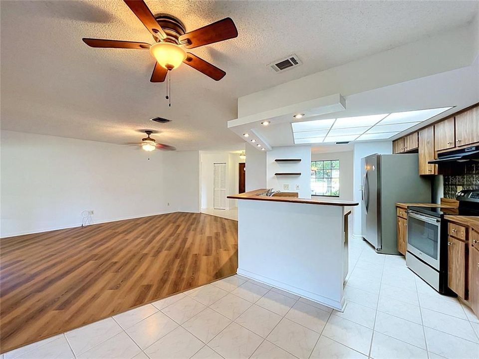 For Sale: $370,000 (3 beds, 2 baths, 1633 Square Feet)