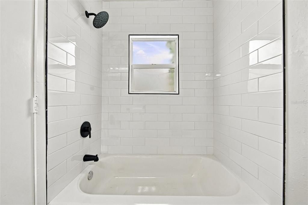 For Sale: $289,900 (3 beds, 2 baths, 921 Square Feet)