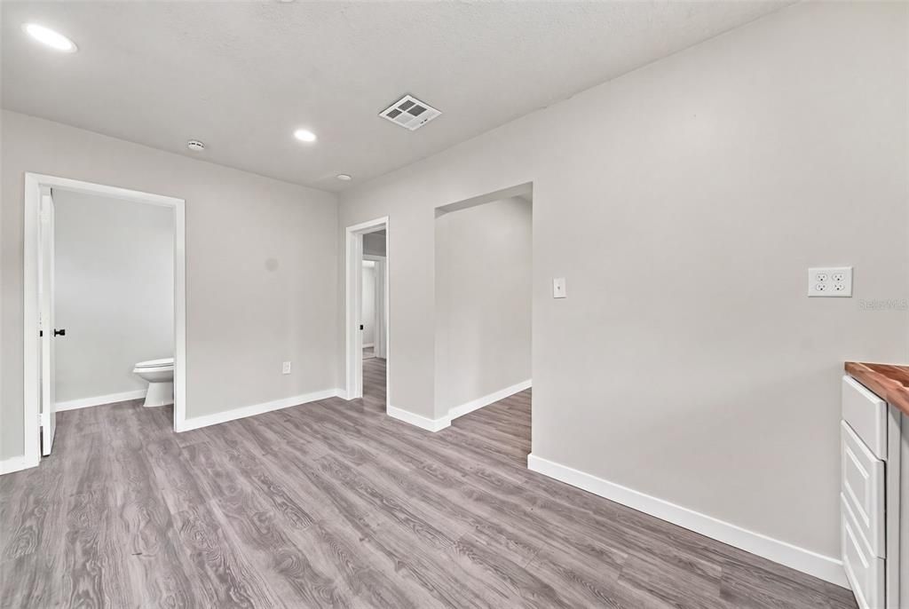For Sale: $289,900 (3 beds, 2 baths, 921 Square Feet)