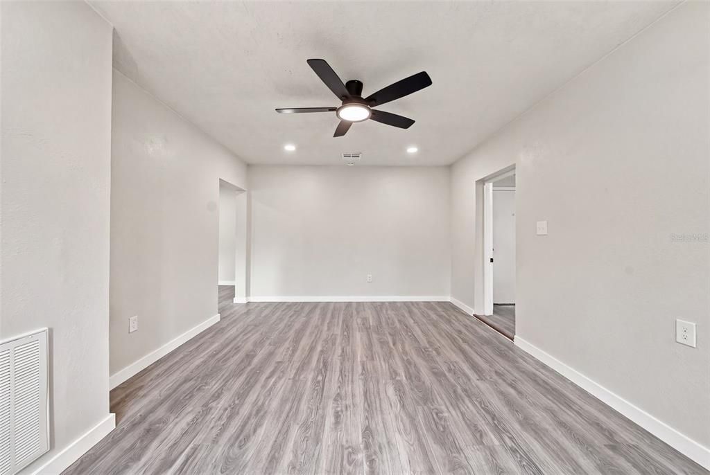 For Sale: $289,900 (3 beds, 2 baths, 921 Square Feet)