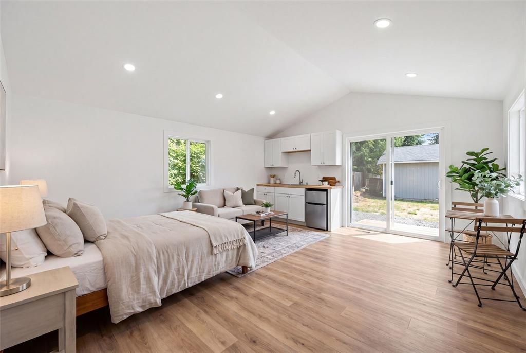 For Sale: $289,900 (3 beds, 2 baths, 921 Square Feet)