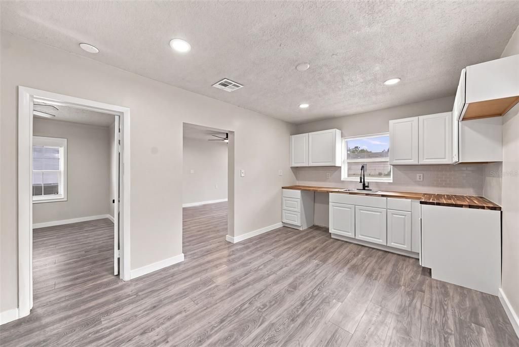 For Sale: $289,900 (3 beds, 2 baths, 921 Square Feet)