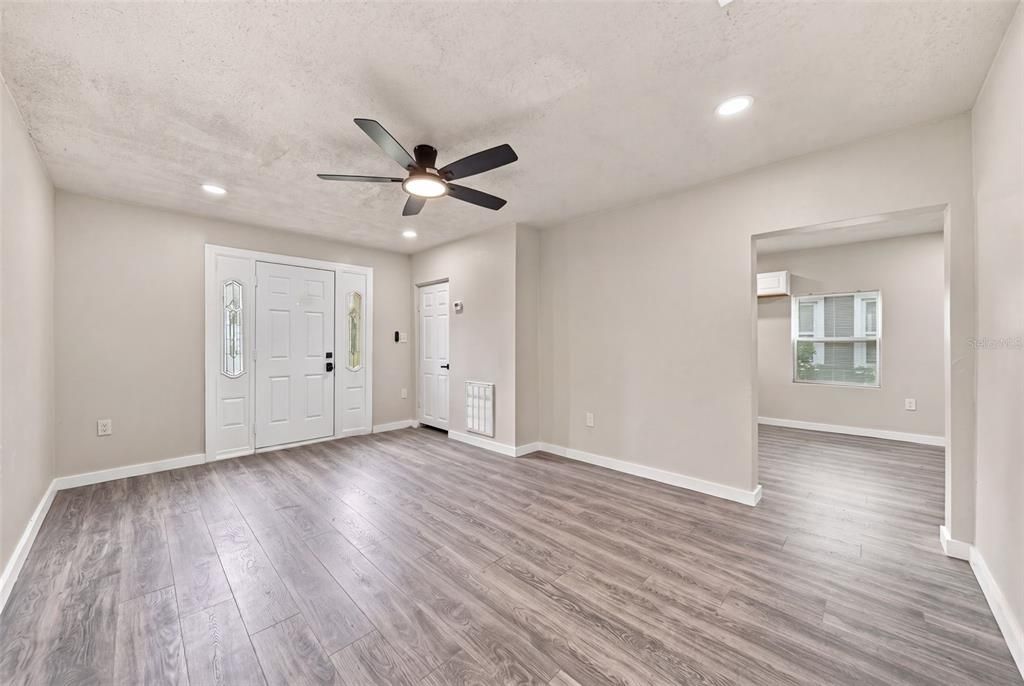 For Sale: $289,900 (3 beds, 2 baths, 921 Square Feet)