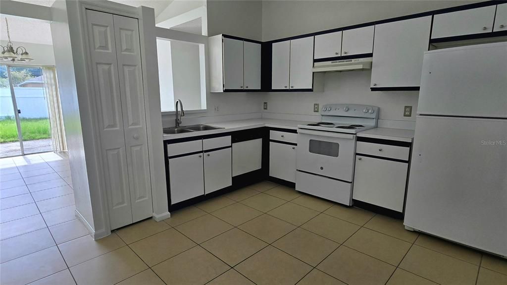 For Rent: $2,100 (3 beds, 2 baths, 1434 Square Feet)