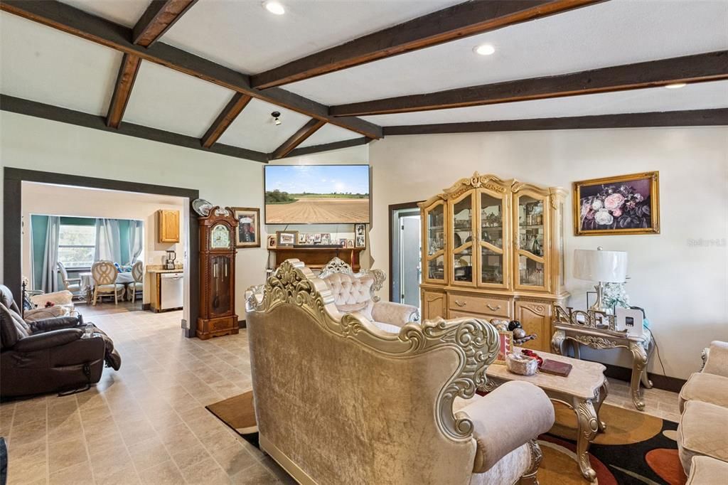 На продажу: $399,900 (3 спален, 2 ванн, 1445 Квадратных фут)