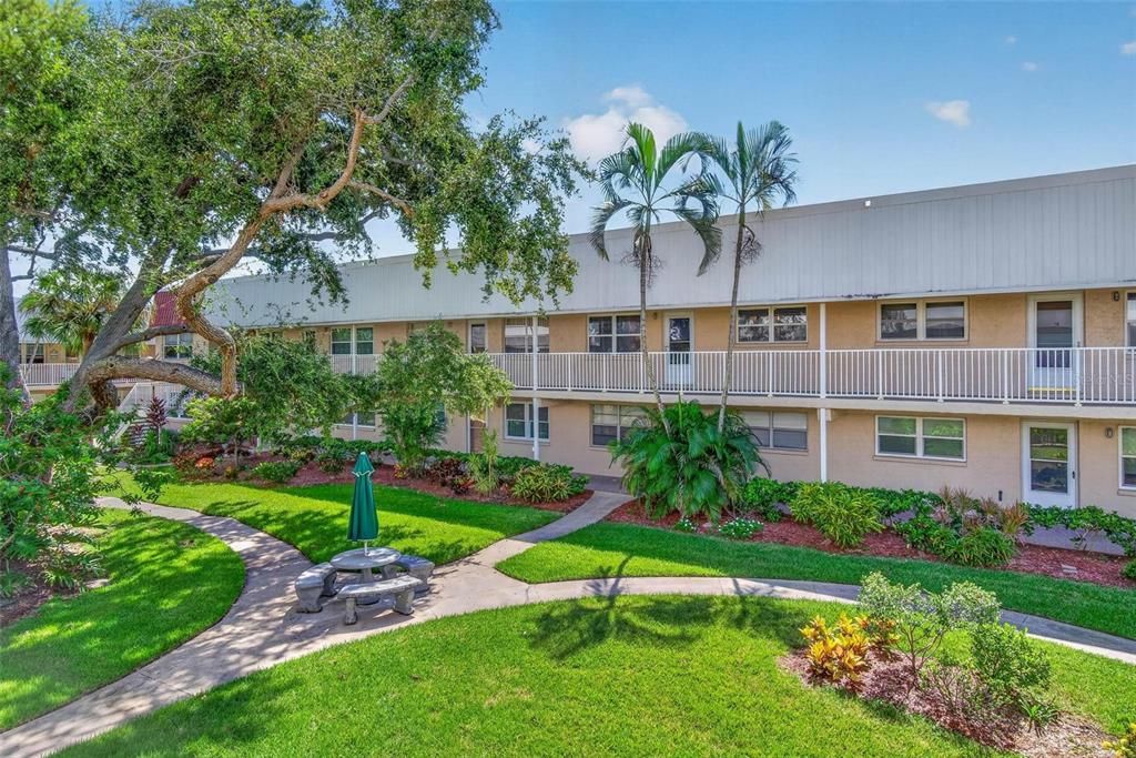 For Sale: $149,000 (2 beds, 1 baths, 1010 Square Feet)
