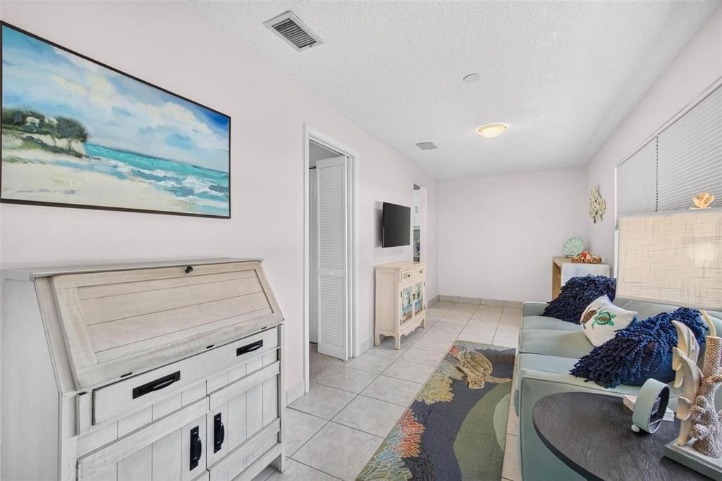For Sale: $149,000 (2 beds, 1 baths, 1010 Square Feet)