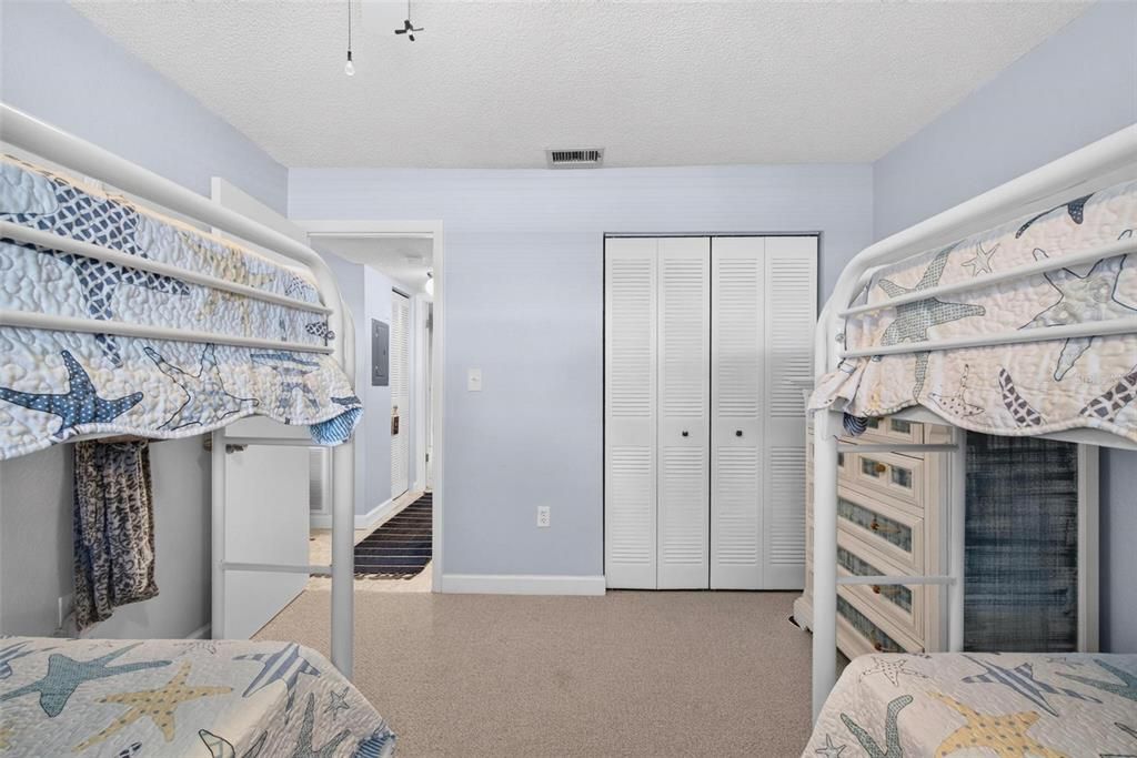 For Sale: $149,000 (2 beds, 1 baths, 1010 Square Feet)