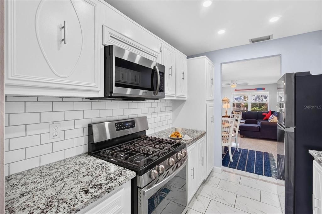 For Sale: $149,000 (2 beds, 1 baths, 1010 Square Feet)