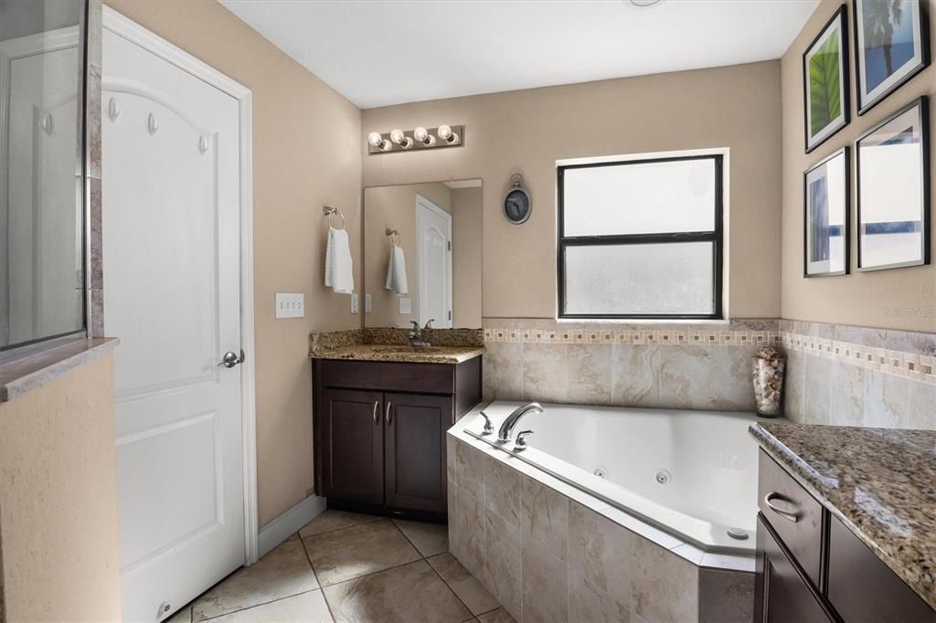 For Sale: $289,900 (3 beds, 2 baths, 1708 Square Feet)