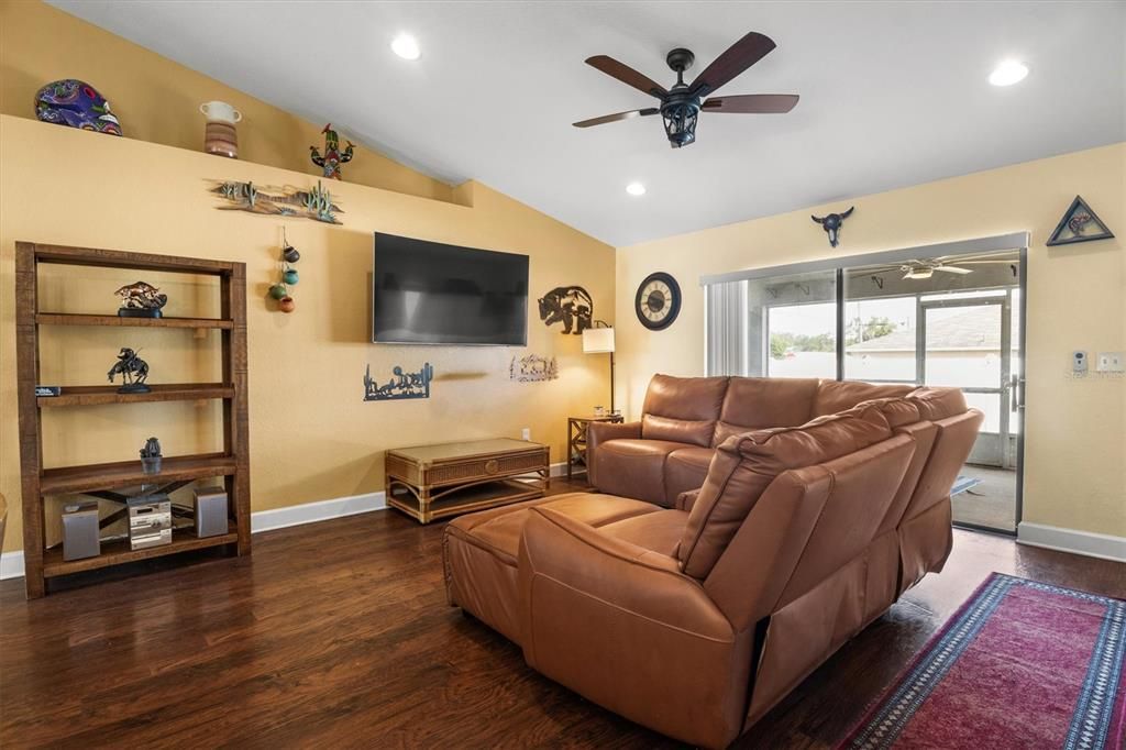 For Sale: $289,900 (3 beds, 2 baths, 1708 Square Feet)