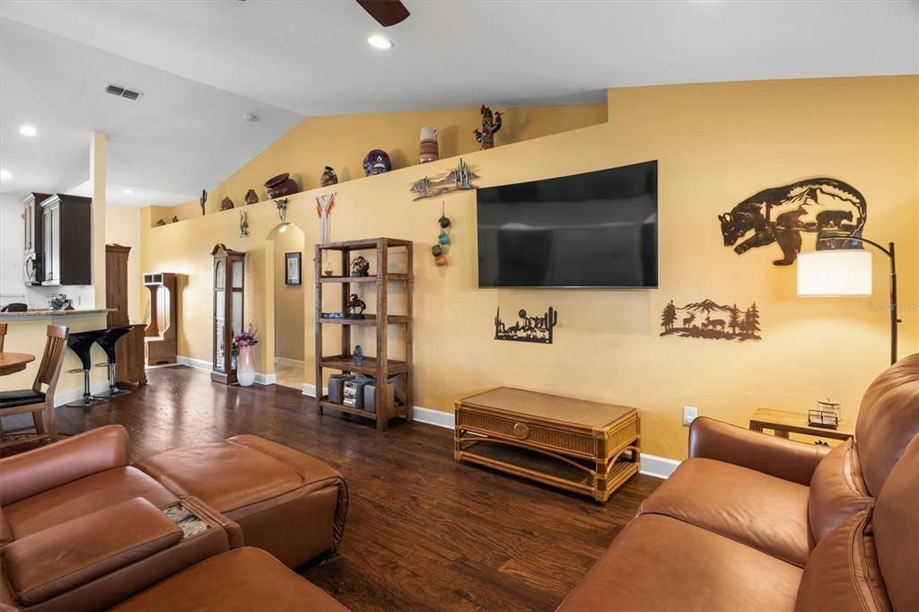 For Sale: $289,900 (3 beds, 2 baths, 1708 Square Feet)