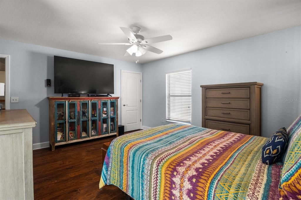 For Sale: $289,900 (3 beds, 2 baths, 1708 Square Feet)