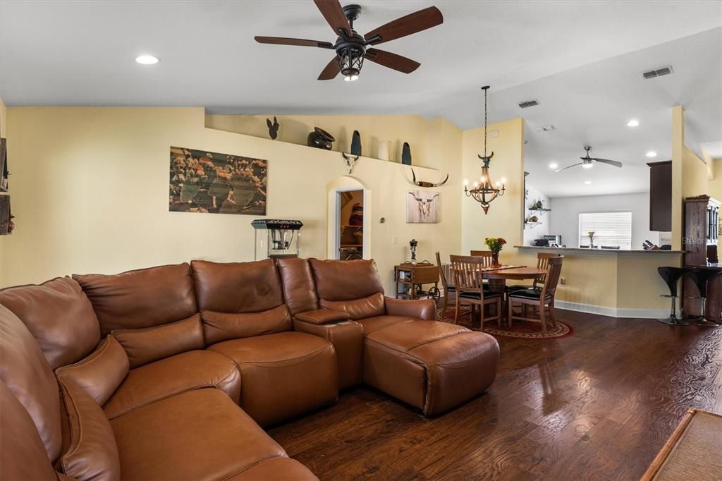 For Sale: $289,900 (3 beds, 2 baths, 1708 Square Feet)