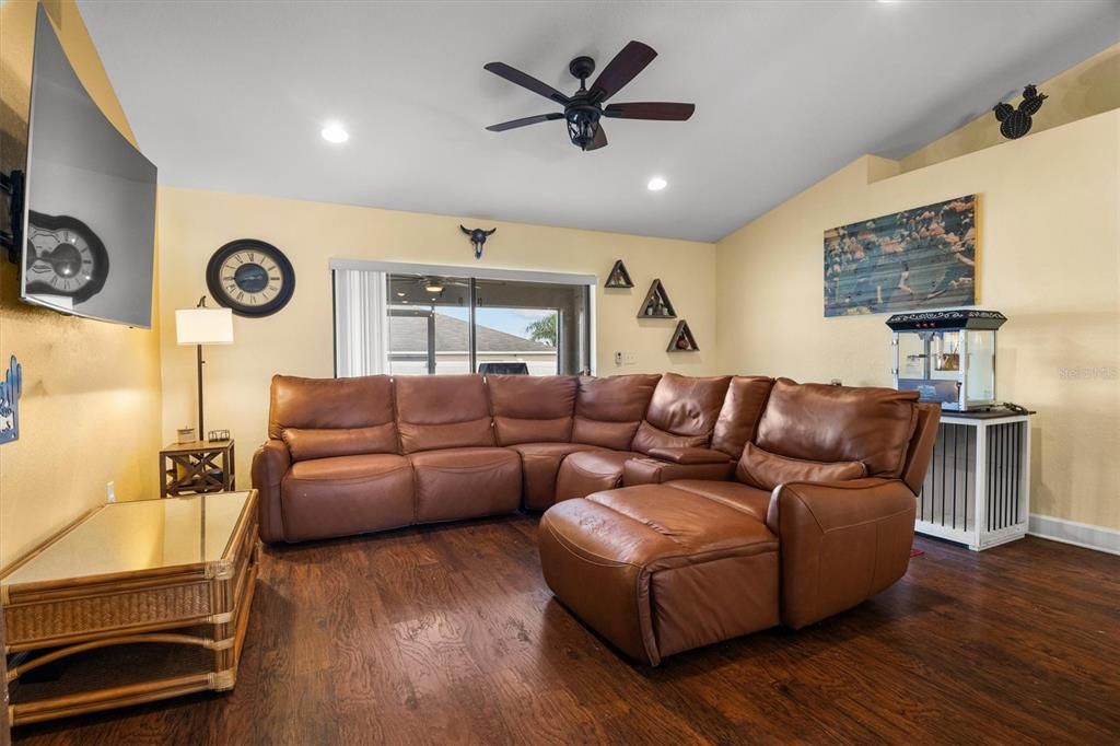 For Sale: $289,900 (3 beds, 2 baths, 1708 Square Feet)