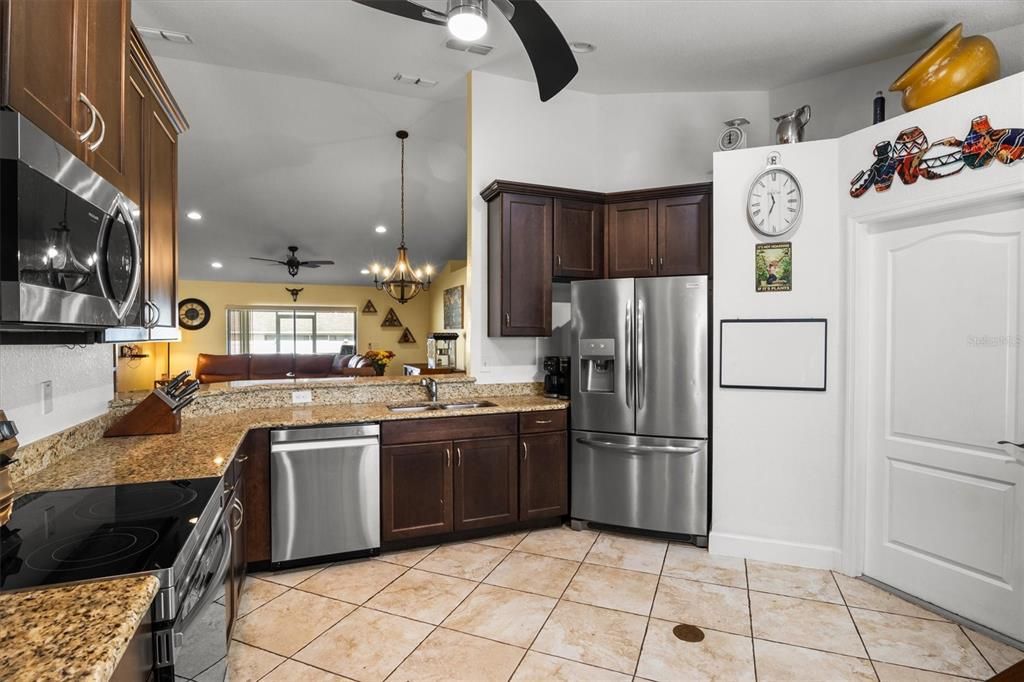 For Sale: $289,900 (3 beds, 2 baths, 1708 Square Feet)
