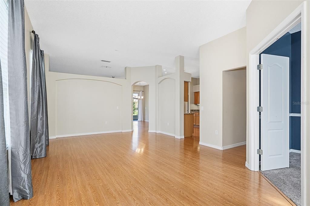For Sale: $349,900 (3 beds, 2 baths, 1922 Square Feet)