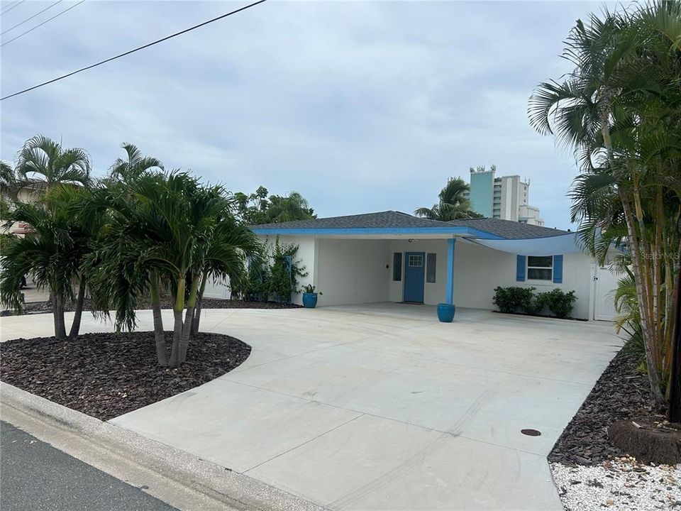 Active With Contract: $925,000 (2 beds, 1 baths, 1300 Square Feet)