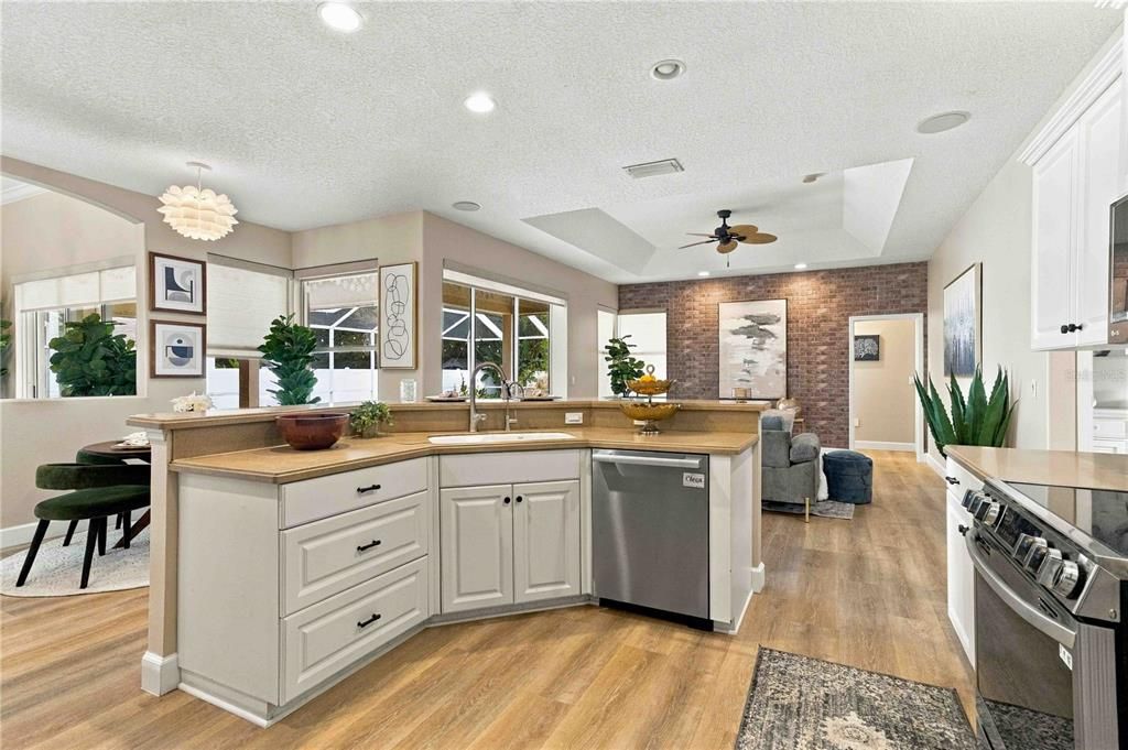 En Venta: $699,900 (4 camas, 3 baños, 2191 Pies cuadrados)