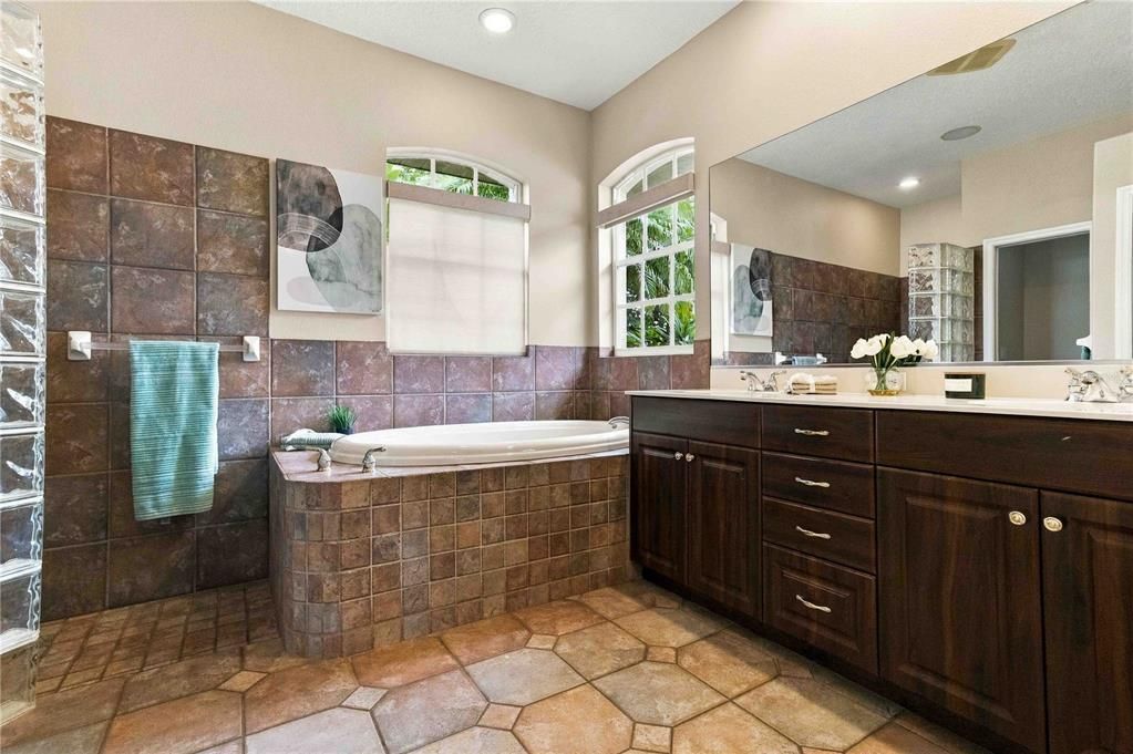 En Venta: $699,900 (4 camas, 3 baños, 2191 Pies cuadrados)