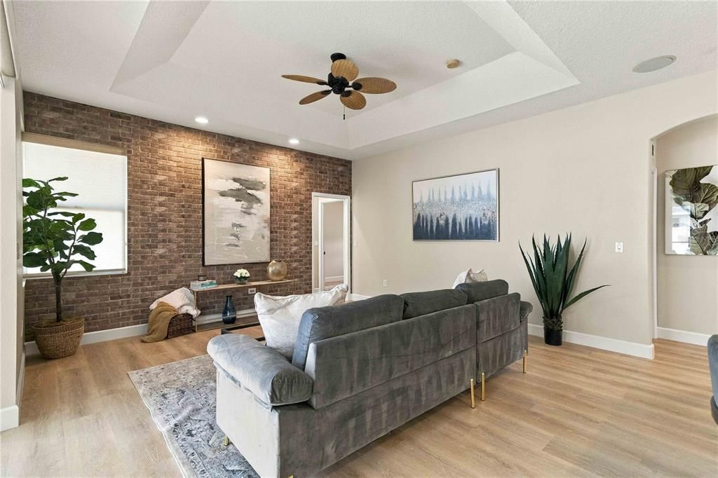 En Venta: $699,900 (4 camas, 3 baños, 2191 Pies cuadrados)