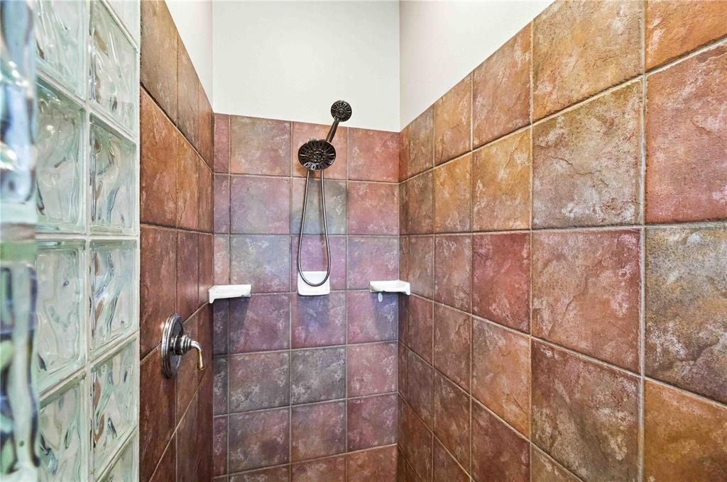 En Venta: $699,900 (4 camas, 3 baños, 2191 Pies cuadrados)