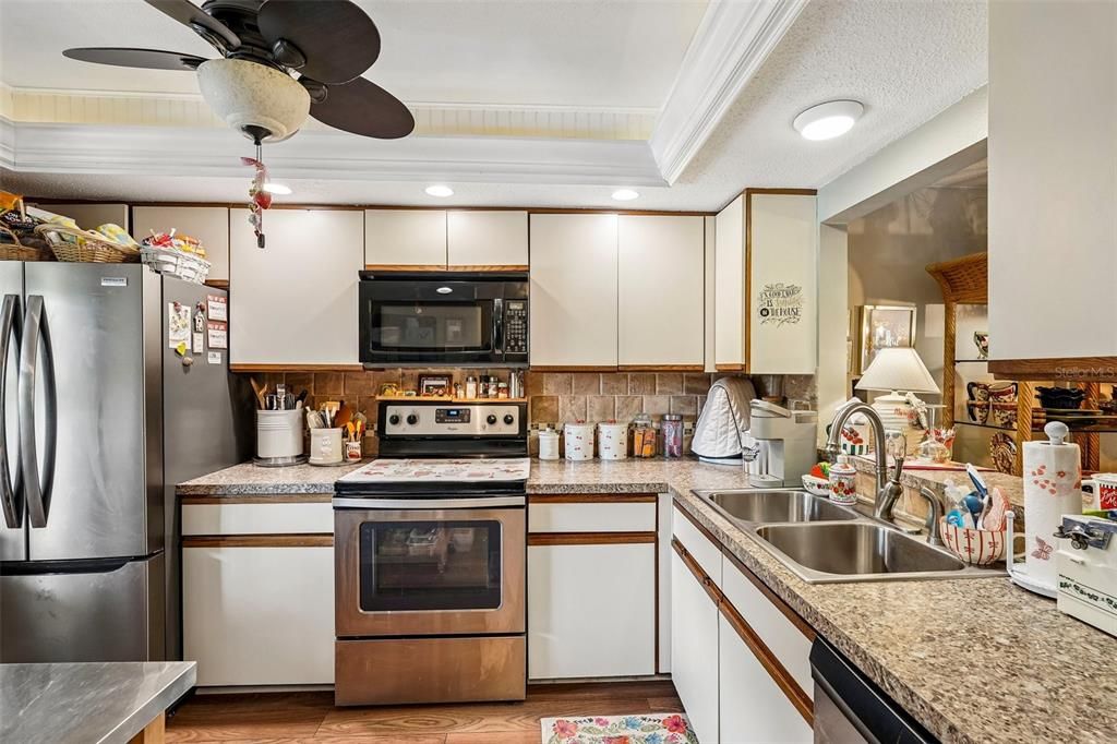 На продажу: $189,900 (2 спален, 2 ванн, 1064 Квадратных фут)