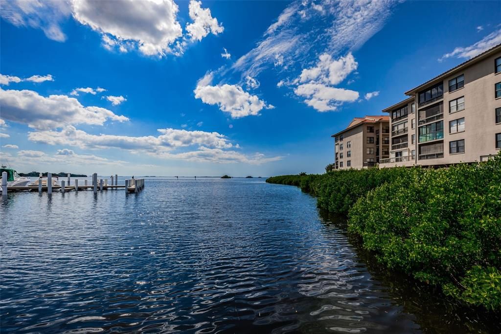 For Sale: $355,000 (2 beds, 2 baths, 1065 Square Feet)