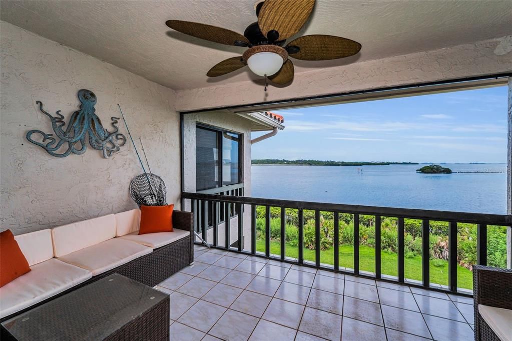 For Sale: $355,000 (2 beds, 2 baths, 1065 Square Feet)