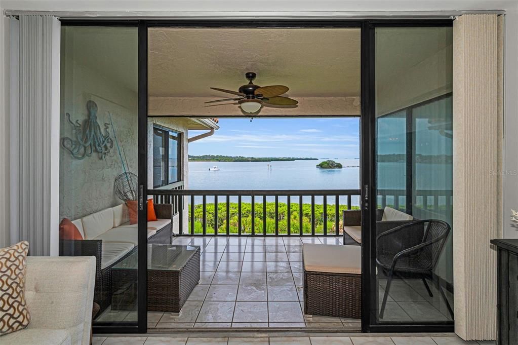 For Sale: $355,000 (2 beds, 2 baths, 1065 Square Feet)