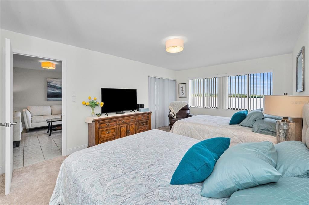 For Sale: $355,000 (2 beds, 2 baths, 1065 Square Feet)
