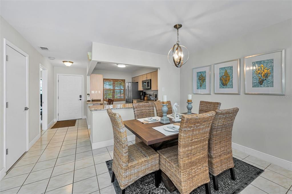 For Sale: $355,000 (2 beds, 2 baths, 1065 Square Feet)