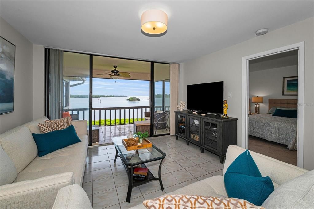 For Sale: $355,000 (2 beds, 2 baths, 1065 Square Feet)