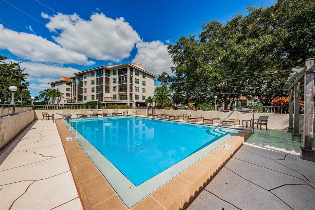 For Sale: $355,000 (2 beds, 2 baths, 1065 Square Feet)