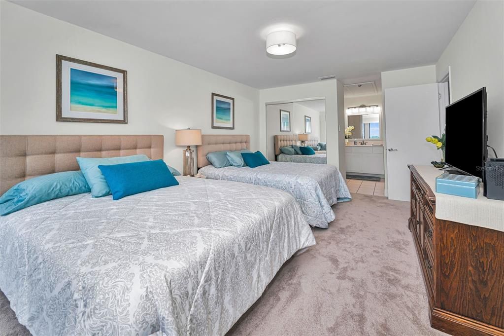 For Sale: $355,000 (2 beds, 2 baths, 1065 Square Feet)