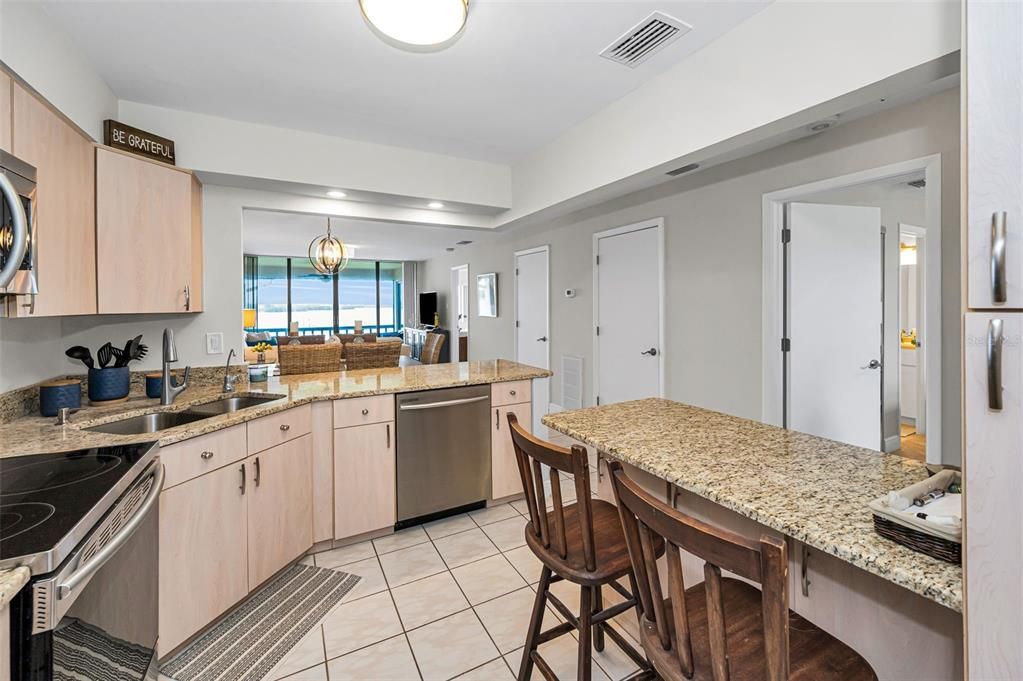 For Sale: $355,000 (2 beds, 2 baths, 1065 Square Feet)