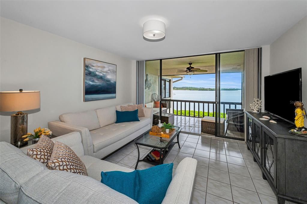 For Sale: $355,000 (2 beds, 2 baths, 1065 Square Feet)