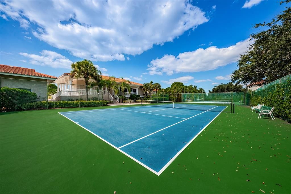 For Sale: $355,000 (2 beds, 2 baths, 1065 Square Feet)