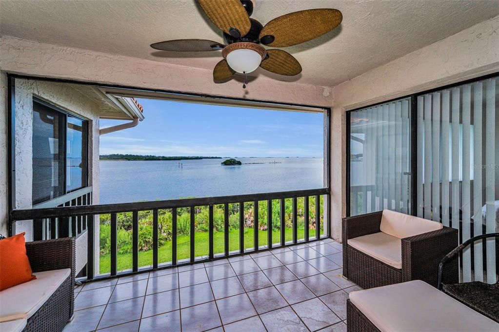 For Sale: $355,000 (2 beds, 2 baths, 1065 Square Feet)