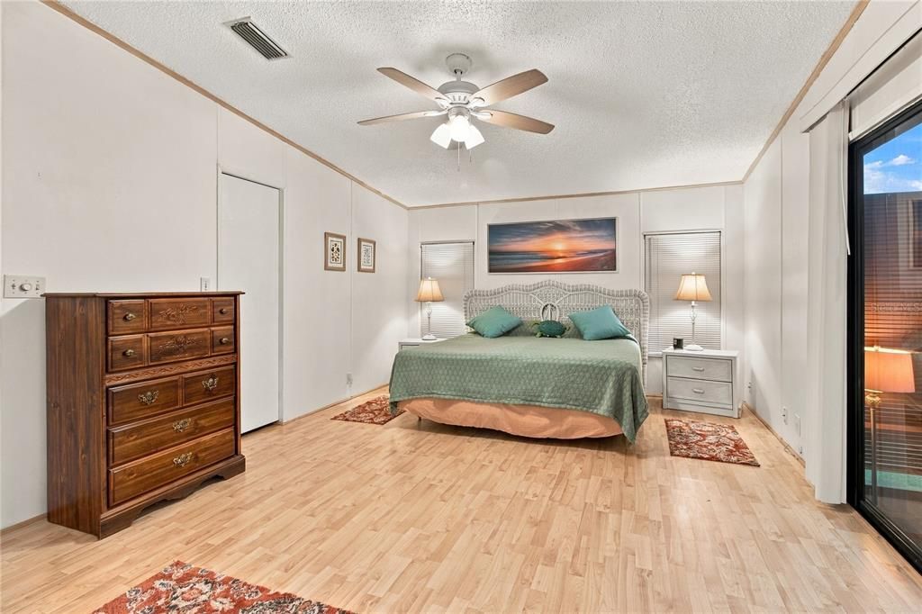 En Venta: $229,000 (3 camas, 2 baños, 1300 Pies cuadrados)
